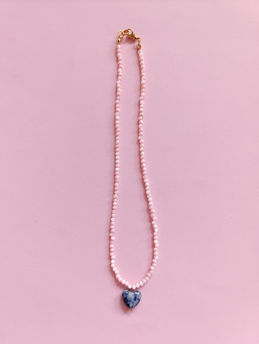chokery Pudrowy naszyjnik choker sodalit serduszko