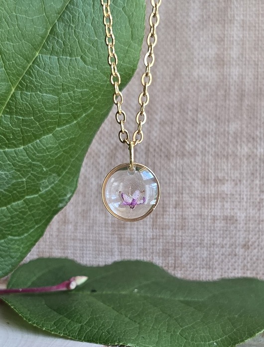 wisiory Mały wisiorek z różowym kwiatem prawdziwy kwiat