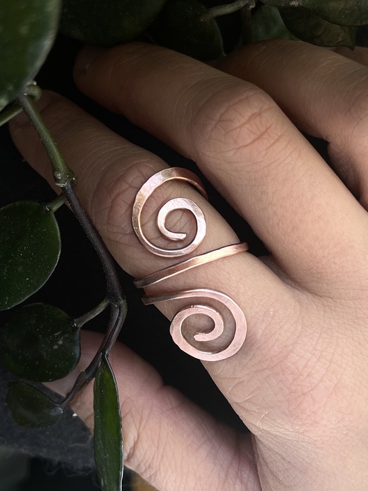 pierścionki - różne Młotkowany pierścionek z miedzi spirale
