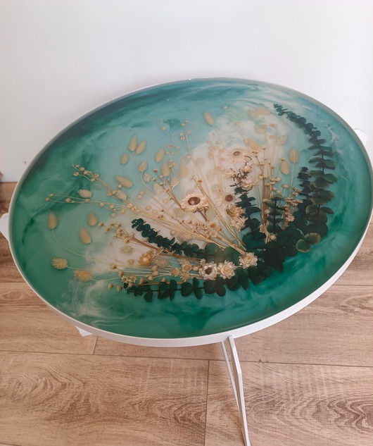 stoliki kawowe Stolik kawowy z kwiatami na morskim tle