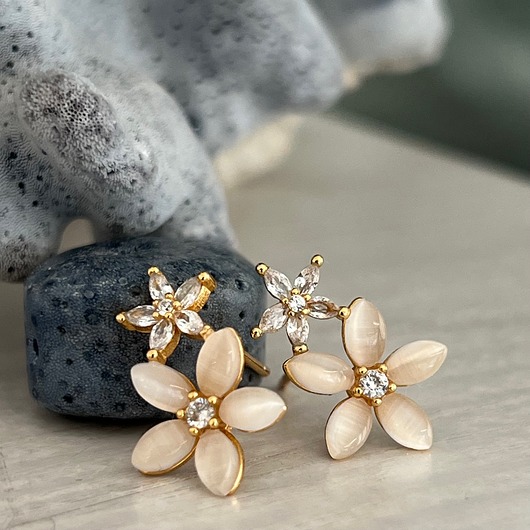 kolczyki pozłacane Kolczyki w formie kwiatów z masą perłową i cyrkoniami, srebrne 925, złocone