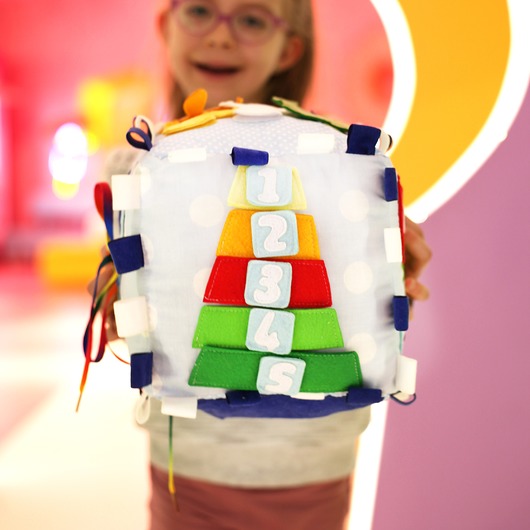 książeczki dla dzieci Funny Cube Quiet Book książeczka kostka sensoryczna manipulacyjna Bejbik