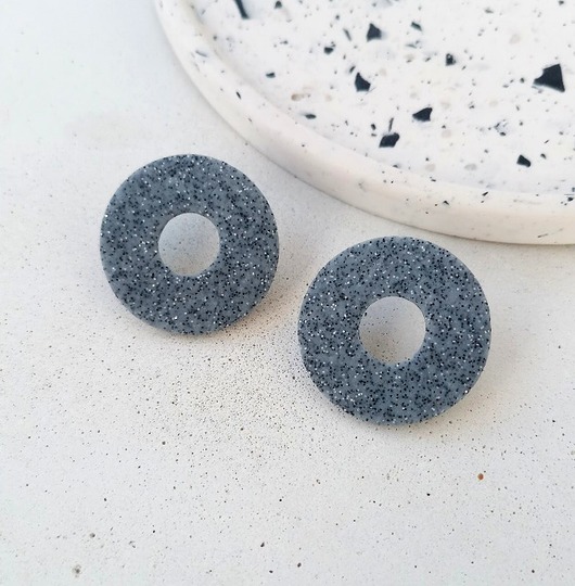 kolczyki z masy plastycznej Kolczyki ringi betonowe Glitter