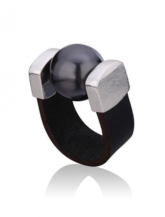 Black Pearl Ring in Silver Joccos Design