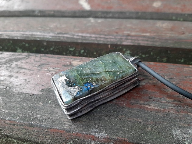 Obelisk labradorytowy - wisiorek po drugiej stronie lustra