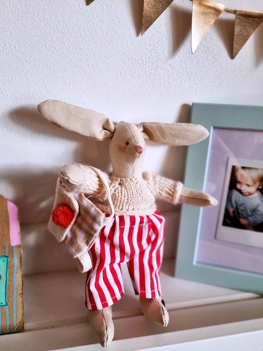 misie i maskotki Mała przytulanka w sweterku z plecakiem.