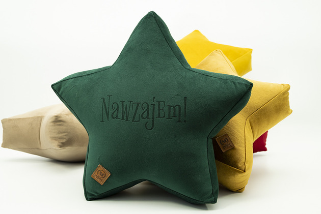 dekoracje świąteczne Poduszka dekoracyjna gwiazdka, świąteczna velvetowa - grawer NAWZAJEM!