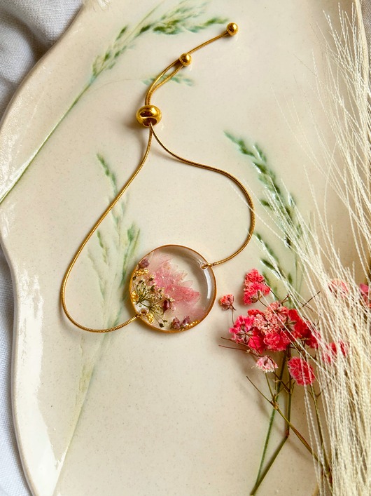 bransoletki z żywicy Bransoletka z różowymi kwiatami