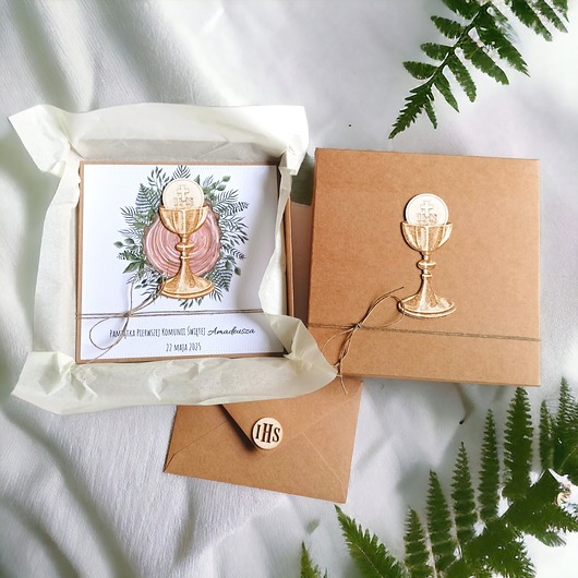 kartki na komunię Kartka, personalizacja, pudełko, koperta : drewno: kielich 2