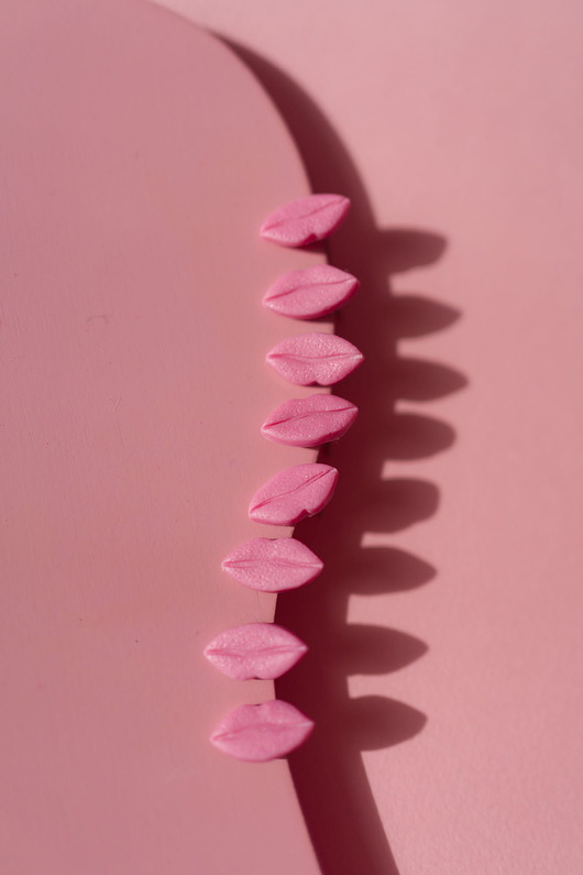 kolczyki z masy plastycznej Pojedyncze sztyfty usta różowe