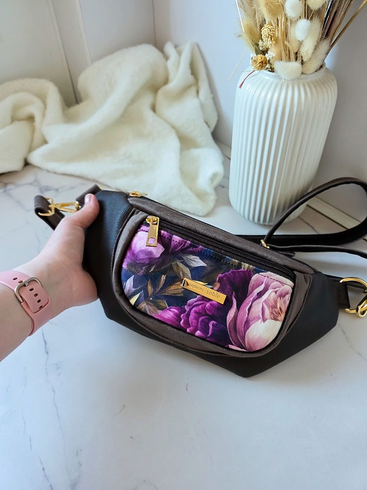 saszetka nerka Nerka Pola Brązowa w Fioletowe Piwonie