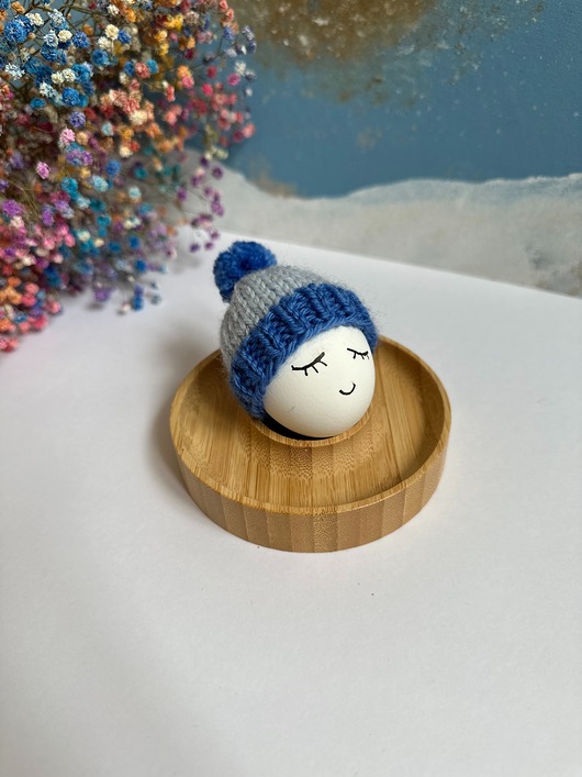 ozdoby wielkanocne Czapeczka z pomponem  na jajka wielkanocne  - 1 szt.