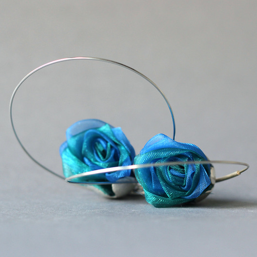 kolczyki wire wrapping Srebrne kolczyki koła turkusowe różyczki