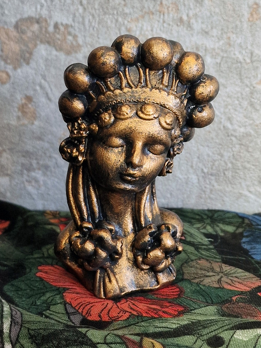 figurki i rzeźby Rzeźba Bogini z pióropuszem wys. 9 cm