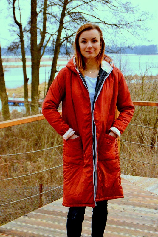 kurtki damskie Ocieplana długa kurtka  z kapturem lekko rozszerzana