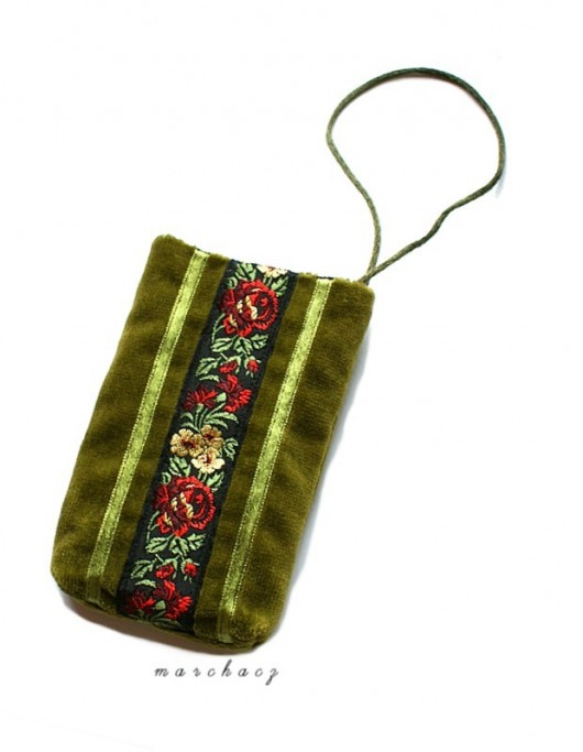 Etui na telefon_na ludowo_zieleń Manufaktura broszki