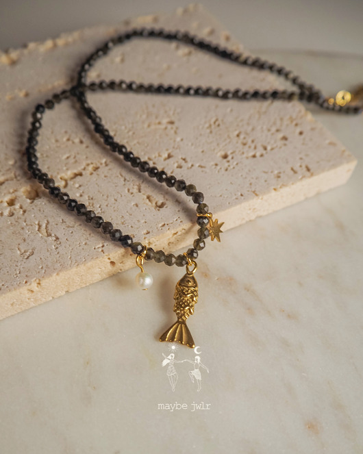 chokery Naszyjnik z błyszczących kamieni z rybką