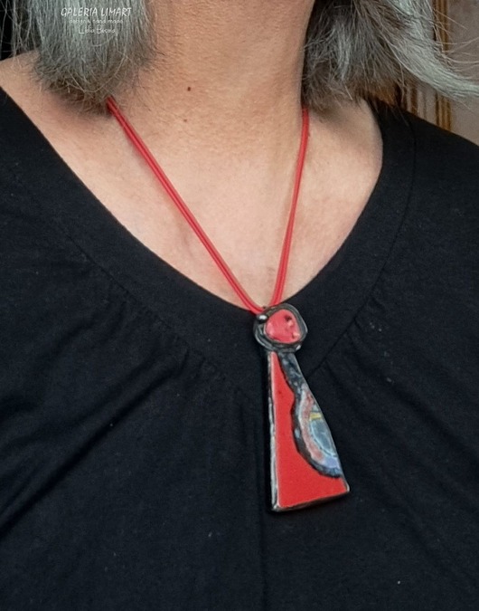 wisiory Koral i ręcznie malowana ceramika w surrealistycznym wisiorku handmade prezent