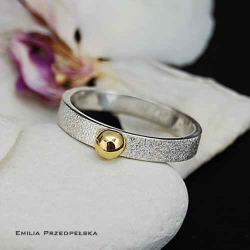 Piaskowana ze złotą kuleczką - zamówienie MAREMI Jewelry