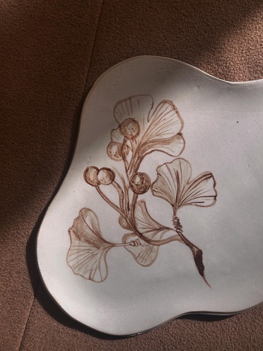 patery i talerze Ręcznie robiony talerz ceramiczny z motywem miłorzębu