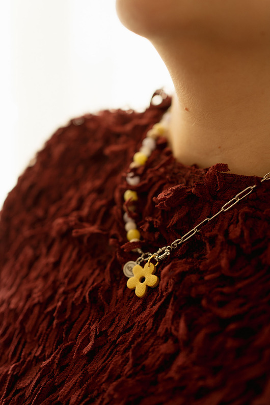 naszyjniki - inne Naszyjnik mix koraliki i łańcuszek z zawieszką kwiatek