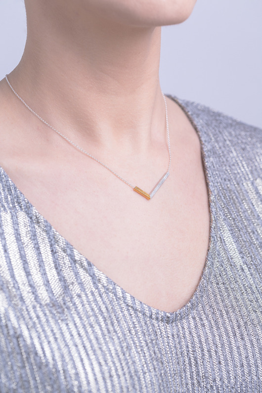 Wisiorek srebrno-złoty V Daria Siwiak Jewellery