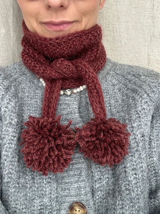 szale damskie Szalik zwężany z pomponem