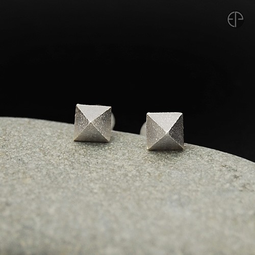Srebrne, piaskowane ćwieki - sztyfty MAREMI Jewelry