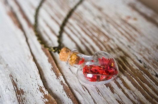 Naszyjnik z kwiatami w szklanym sercu So Jewelry