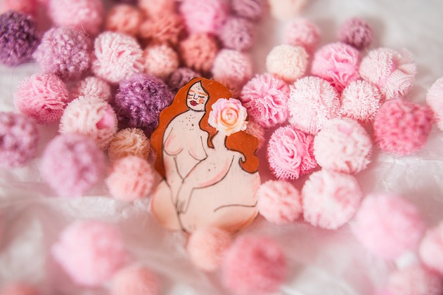 broszki Broszka Agata z różą we włosach