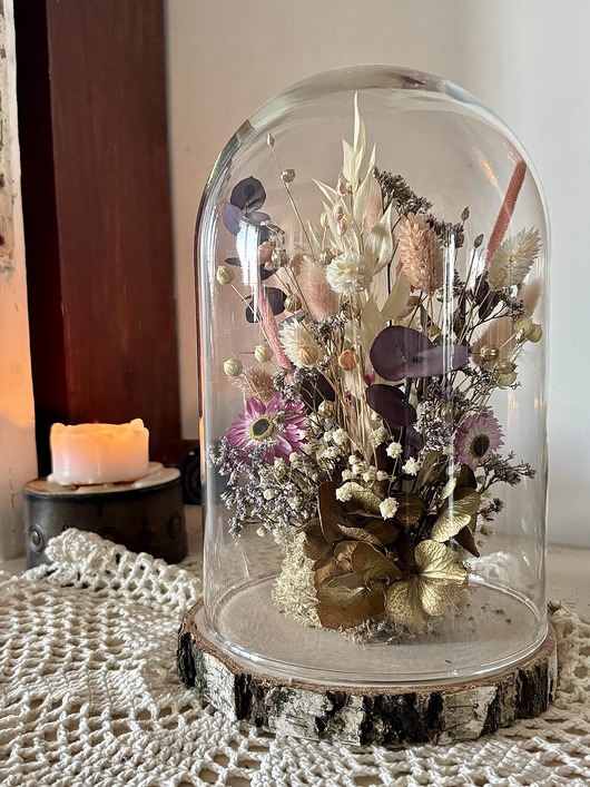 dodatki - różne Kwiaty w szklanej kopułce kloszu