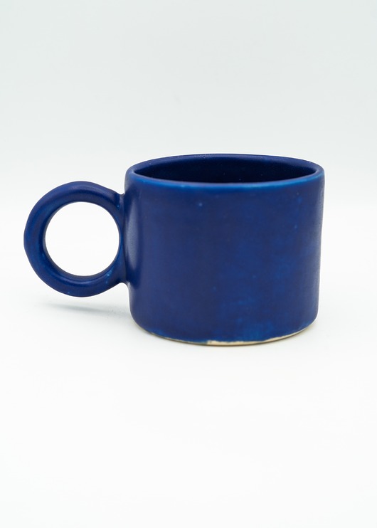 kubki Granatowy ceramiczny kubek z okrągłym uszkiem