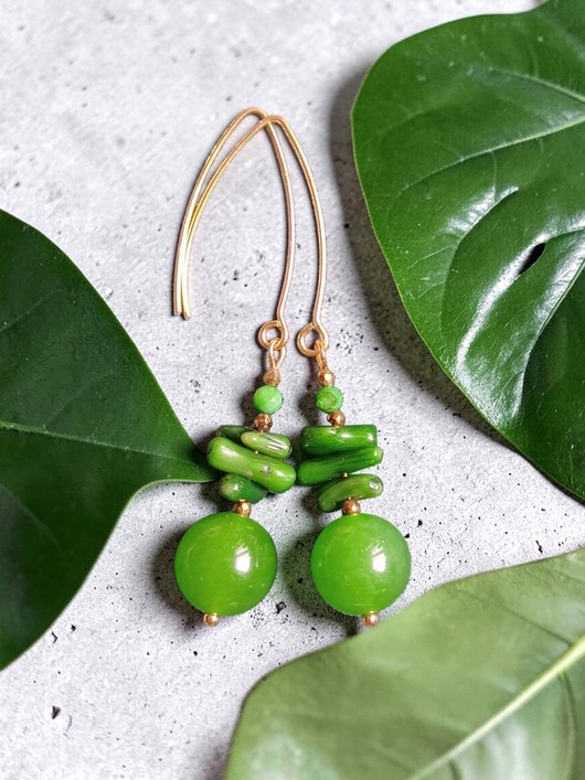 kolczyki z kamieniami Kolczyki : soczysta zieleń : długie : 65mm : jadeit, koral, masa perłowa