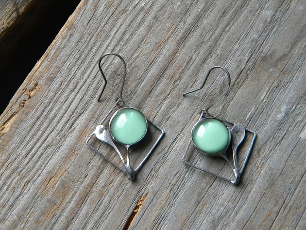 kolczyki wire wrapping Jasna mleczna zieleń -  kwiaty   -  kolczyki