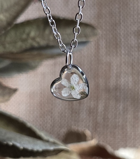 wisiory Zawieszka z białą niezapominajką wisiorek niezapominajka serce