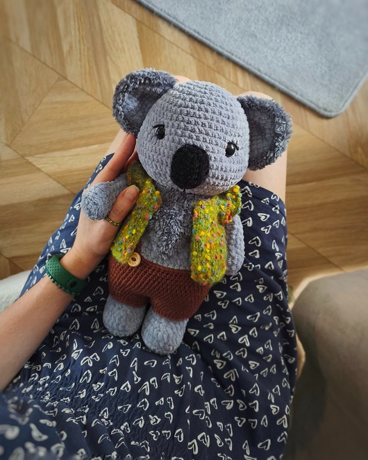 misie i maskotki Miś koala w ubraniu, Miś pluszowy na szydełku, Miś na prezent dla dziecka