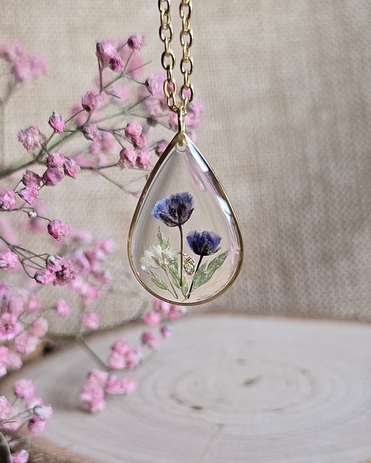 wisiory Wieczne kwiaty wisiorek łezka z niebieskim kwiatem gipsówka na szczęście