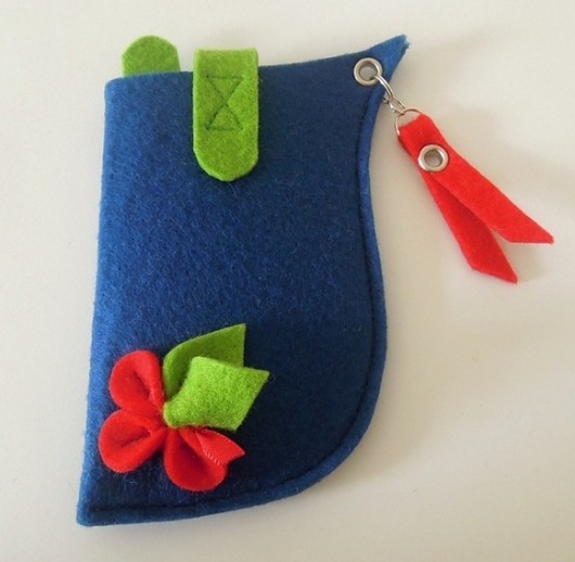 Etui na telefon-niebieskie z czerwonym kwiatkiem Green Sheep