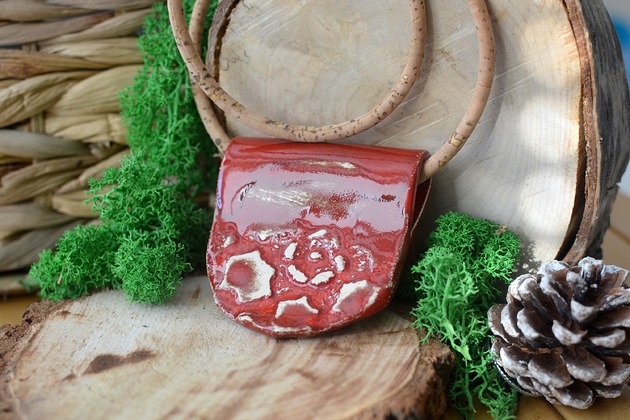 naszyjniki - inne Naszyjnik z korka z ceramicznym wisiorkiem ROJO