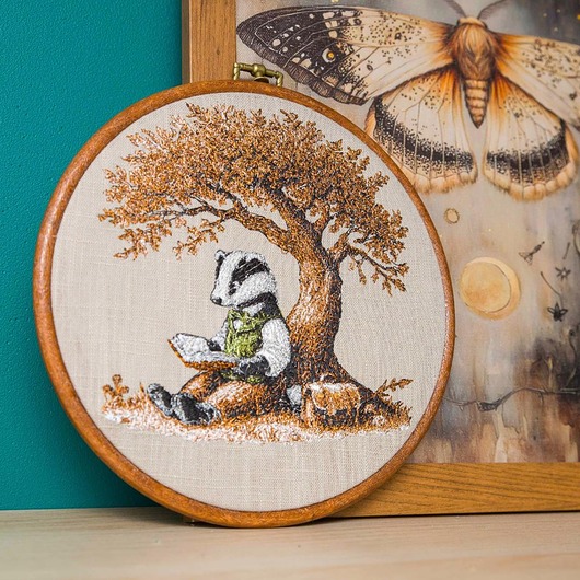 Ozdoby na ścianę Badger Book Lover, haft w oprawie 20 cm