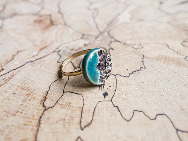 pierścionki - różne Pierścionek z ceramicznym oczkiem