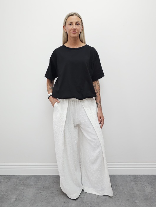 spodnie materiałowe damskie Tkaninowe spodnie boucle z zakładkami - Cream