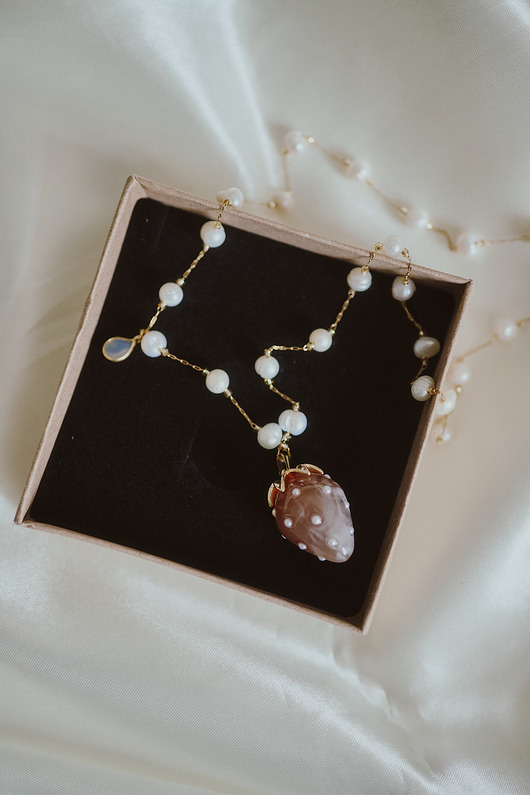 złote naszyjniki Naszyjnik Straberi, perły, chalcedon