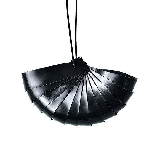 torby na ramię Czarna błyszcząca skórzana torebka podkowa ZAHA