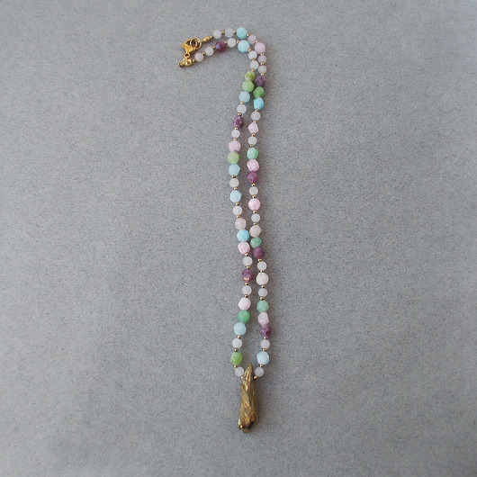 kolie Pokusa Naszyjnik pastelowe kamienie