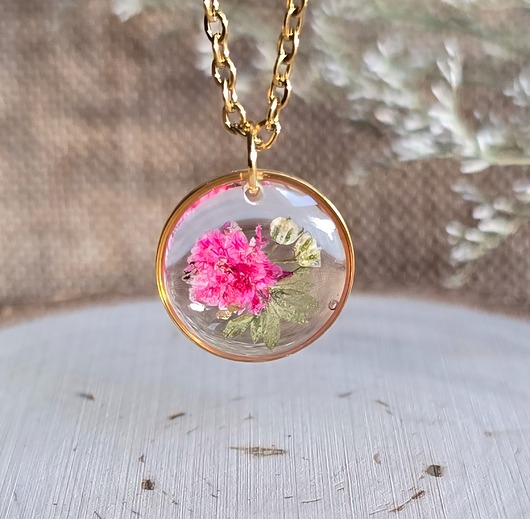 wisiory Łąka kwiatowa różowa zawieszka złoty wisiorek kwiaty żywica