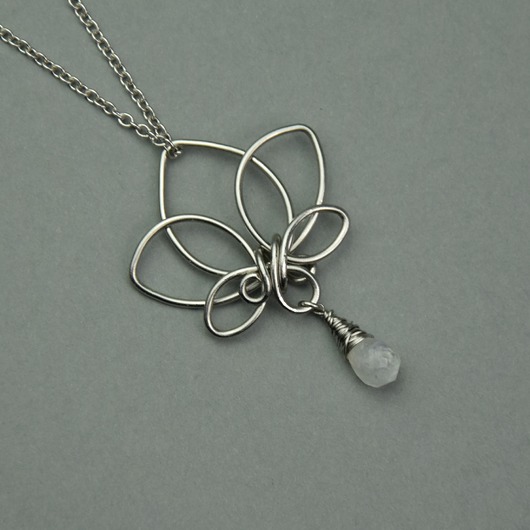 wisiory Wisiorek kwiat lotosu kamień księżycowy wire wrapping