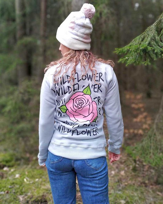 Bluza z nadrukiem róży Wildflower ŁAP NAS