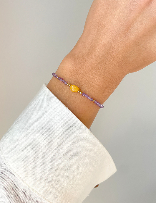 bransoletki z kamieni naturalnych Bransoletka na nici z ametystem i bursztynem mlecznym