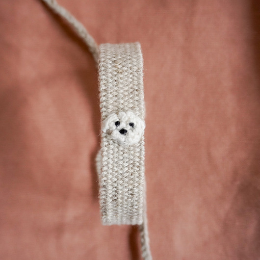 bransoletki na sznurku Unikatowa bransoletka handmade z haftowowanym pieskiem - maltańczyk